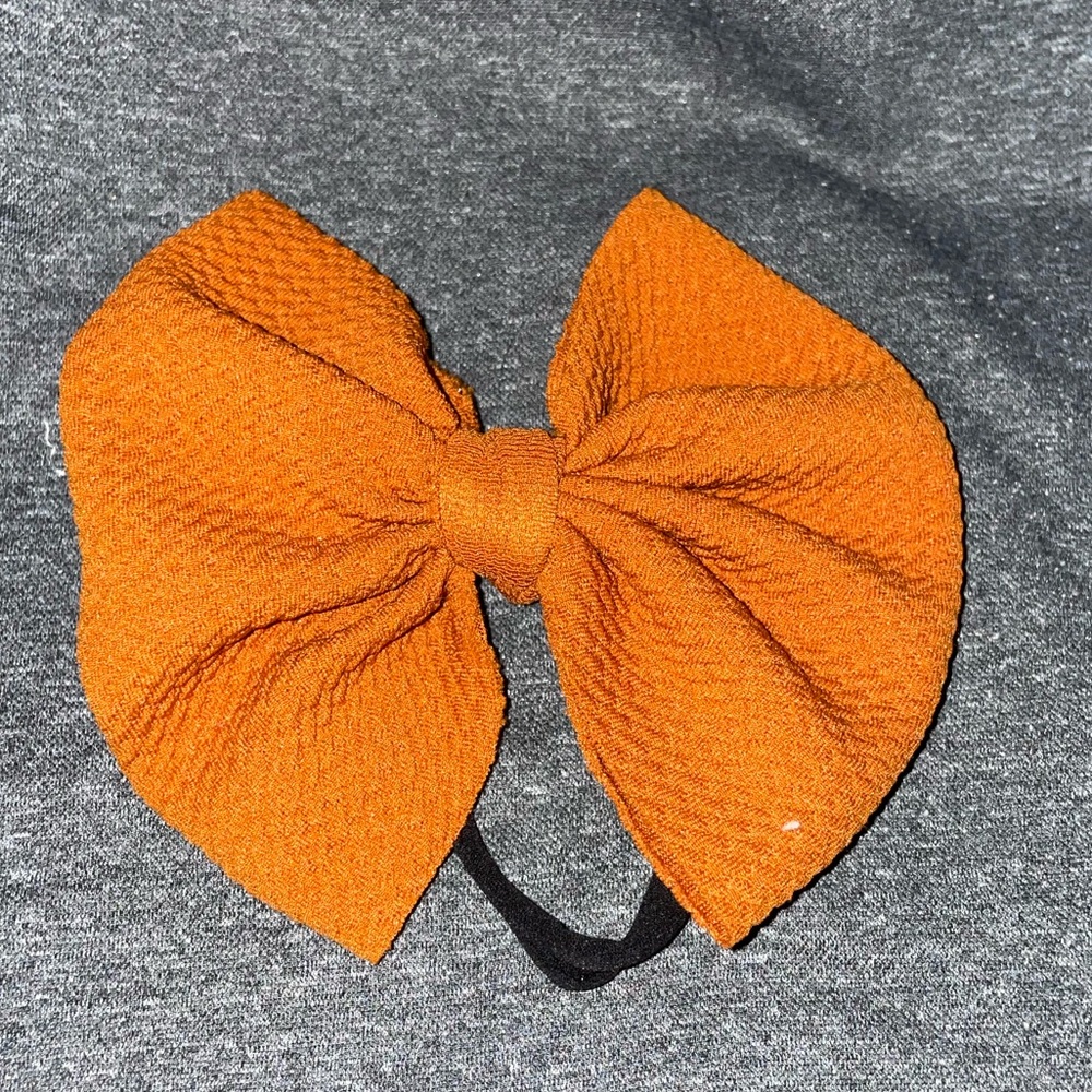 Rust bow on elastic